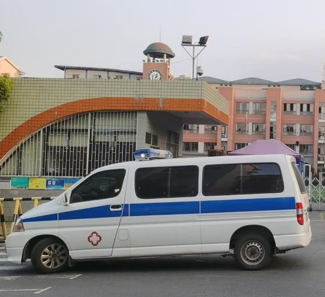 印江救护车出租护送骨折病人一公里多少钱